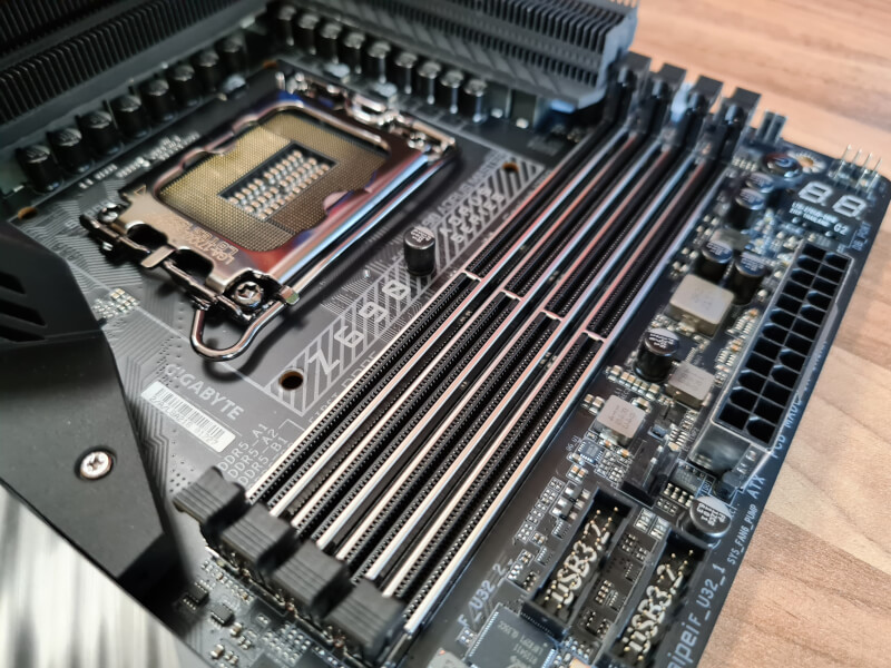 armor Gigabyte 10G Thermal Z690 Master motherboard gaming Intel Aorus.jpg